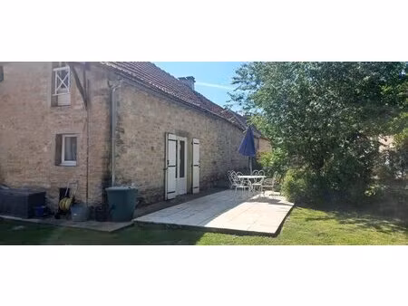 a 4km des 1er commerces et d'un village médiéval  dans hameau très calme maison...