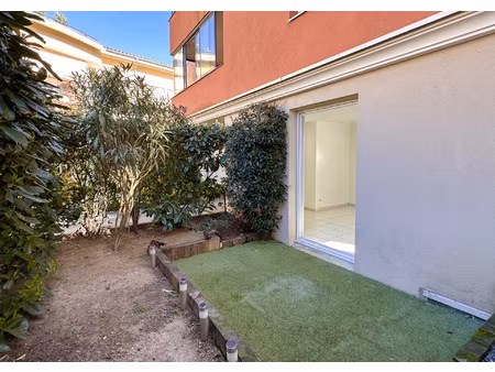 charmant t2 de 47 m2 avec terrasse et jardin en plein centre