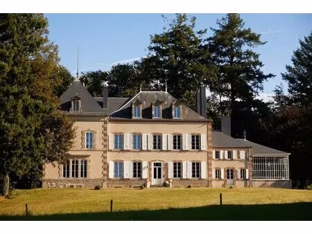 charmant château dans sa campagne vallonnée à 25 minutes du puy