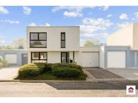 maison prête à emménager avec 3 chambres  garage et jardin!