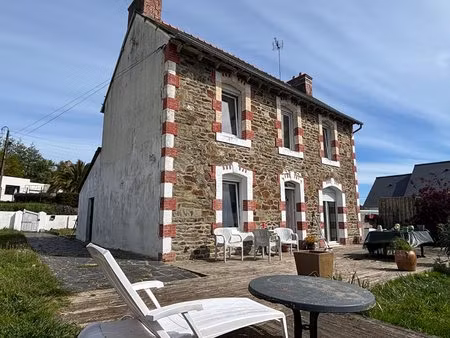 maison de 90 m² sur un terrain de 649 m²  avec un garage de 35 m².