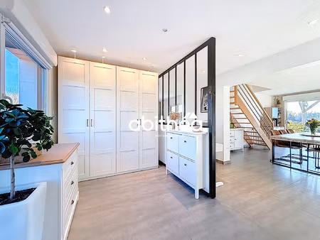 maison familiale récente avec piscine