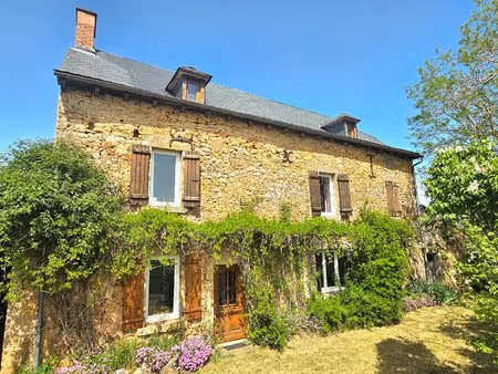 corps de ferme en pierres avec une vue campagne sur son terrain de près de 2 400m²