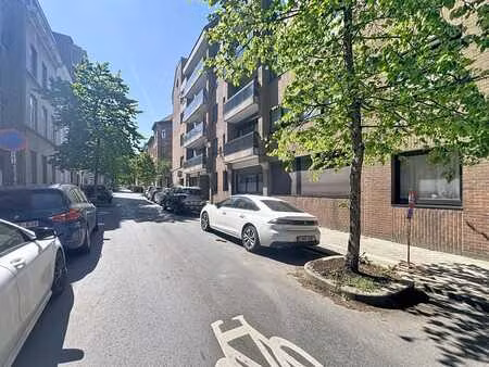 lumineux studio avec terrasse et cave