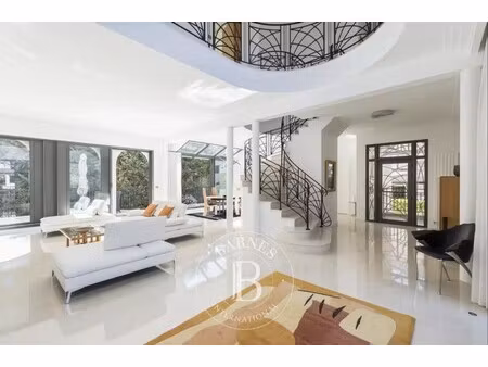 villa de luxe à vendre dans le quartier la varenne