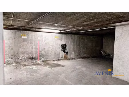 location parking 30 m² à marseille 6ème (13006)  220 €