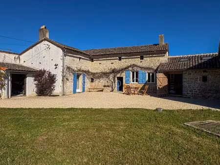 belle maison en pierres avec grange et jardin