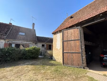 maison avec grange dans un village au calme