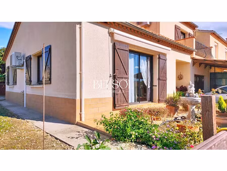 maison à usage d'habitation  avec terrain attenant sur trois fa