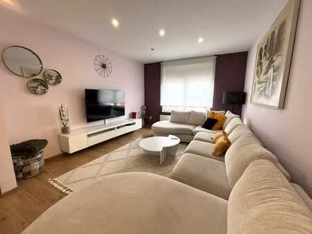 maison très bien entretenue avec beau jardin