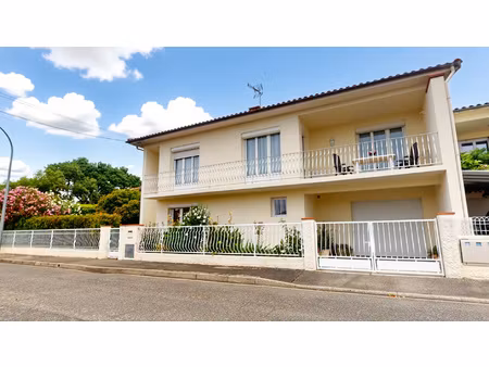 a deux pas des commerces et des écoles   dans un quartier ca