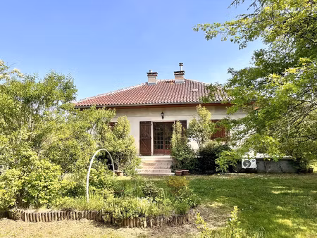 rarissime: grande maison avec dépendances dans un parc verdo