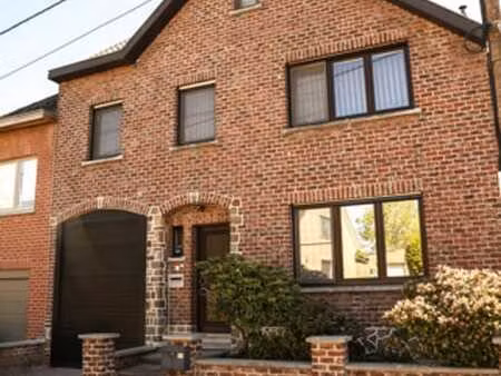 ensemble immobilier impressionnant composé d’une habitation