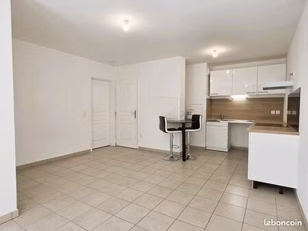 grand t2 avec jardin et parking