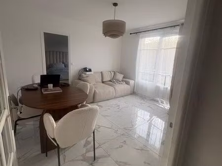 à louer: f3 / 54m2 /refait à neuf / à 3mins du rer.e