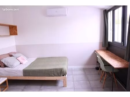 studio ensoleillé avec terrasse