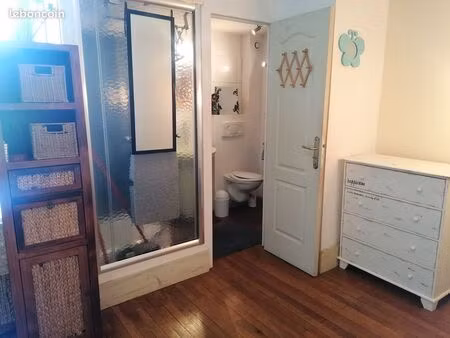 studio avec coin cuisine séparée