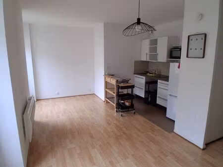 loue grand studio lumineux et calme