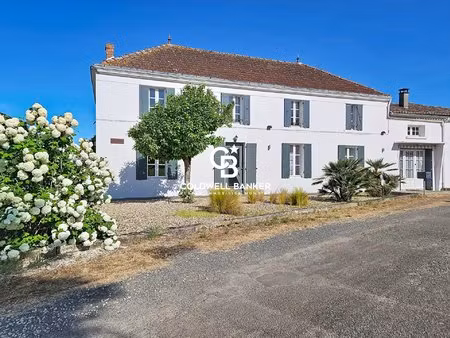 ancienne ferme de caractère avec cave du xiie siècle et distillerie : environ 230 m² en ha