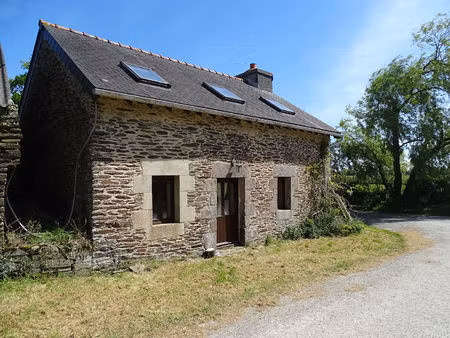 finistère. maison individuelle en pierre de 2 chambres avec une grange en pierre  près de 