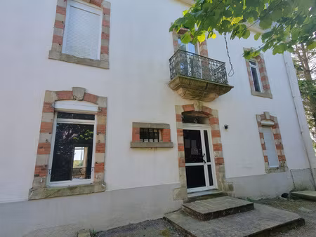 ploermel centre-ville : t2 rdc + 2 parkings extérieurs + cav