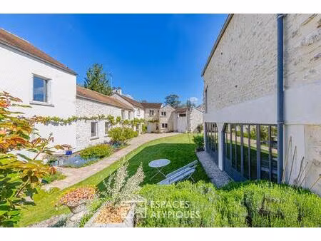 élégante rénovation pour cet ancien corps de ferme  au coeur d'un village convoité