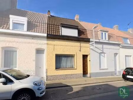 maison saine avec 3 chambres et terrasse située dans une rue