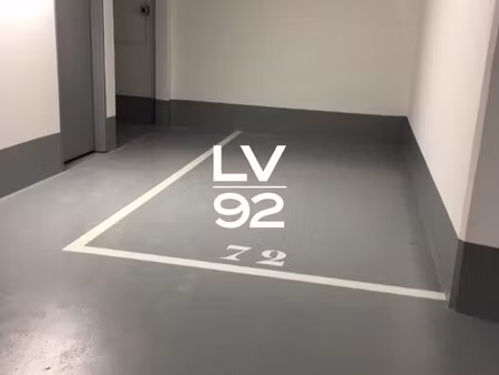 stationnement à louer dans un immeuble neuf