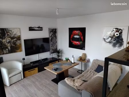 location t2 très lumineux quartier des docks (à 200m de la piscine)