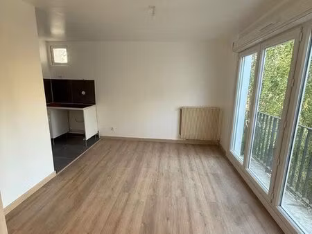 studio vide avec balcon et cave