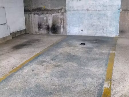 parking sécurisé pour 2 roues avec borne recharge