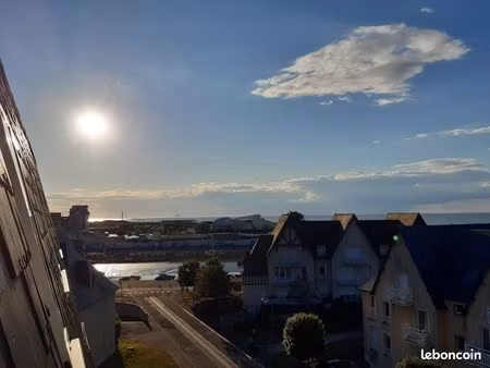 avec une vue exceptionnelle à 180 degrés sur la mer