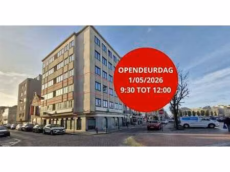 grand appartement d'angle avec vue dégagée sur le marché de