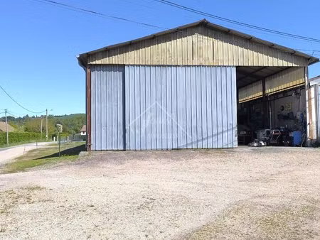 hangar fermé de 240 m² avec électricité et panneaux photovoltaïques à youx