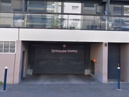 place de parking (et non box) sécurisée  bien placée et bien deservie