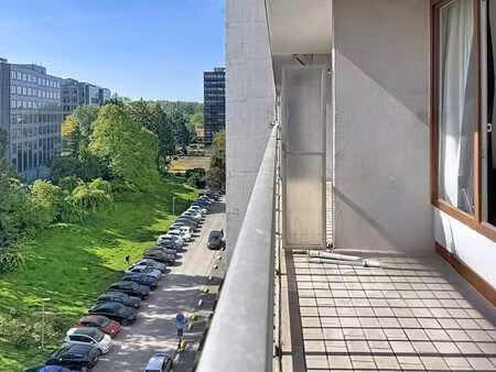 magnifique studio rénové  +/- 35 m²  terrasse s/e