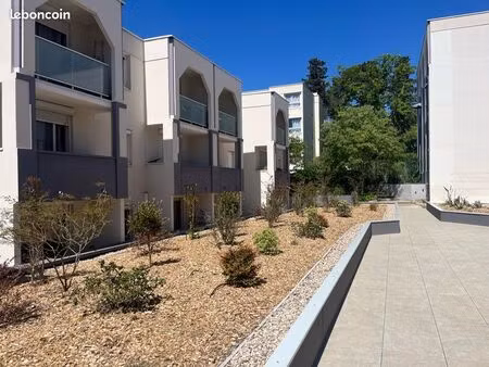 t2 dans résidence avec piscine  proche tram et facultés