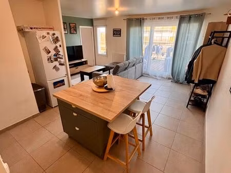 t2 meublé avec terrasse + parking (juin à août)