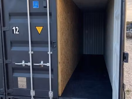 garde-meubles / box de stockage / garage / entrepôt sur un centre propre avec contrôle d'a