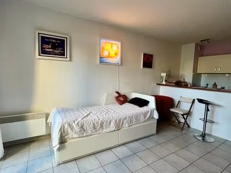 f1 meublé avec terrasse et parking privatif dans résidence sécurisée avec gardien