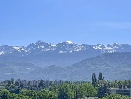 dernier étage  vue exceptionnelle sur les massifs