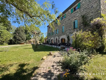 domaine de caractère sur 3 ha  rénové avec gîte et chambres