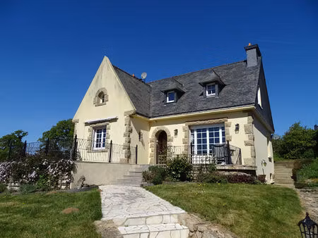 côtes d'armor. une magnifique maison individuelle de 4 chambres  située dans le village de