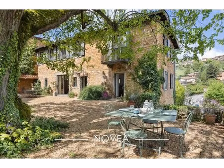 magnifique demeure en pierres dorées