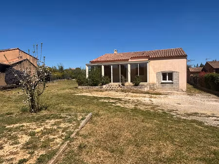 maison de plain pied sur 1587m² de terrain.