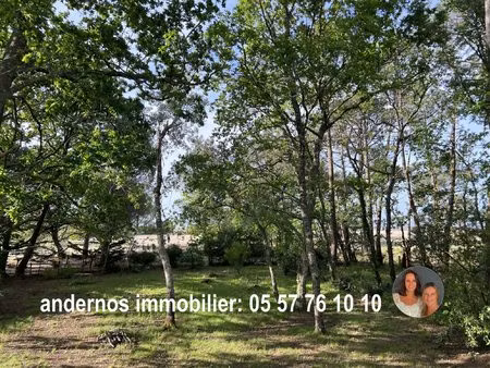 terrain face à la plage