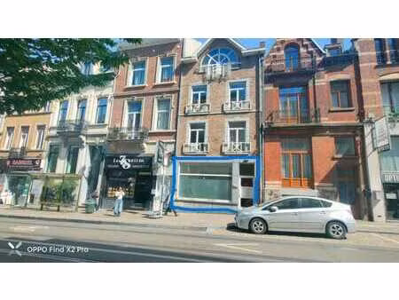 beau commerce lumineux proche de l'ulb et des étangs d'xl