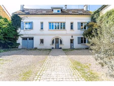 la maison historique en plein centre ville avec jardin
