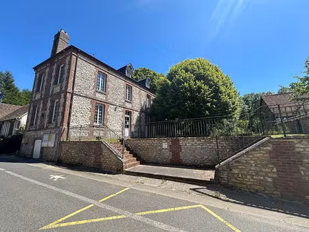 a vendre - trie chateau ancien bâtiment communal de 200 m² - 526 m² de terrain