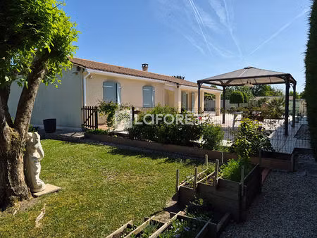 maison 3 chambres  grand garage  carport  au calme avec jardin